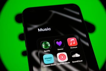 USA: Pierwszy taki wyrok. Wyłudził 8 mln dol. na streamingu muzyki AI