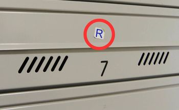 Widzisz naklejkę "R" na skrzynce? Oto co oznacza