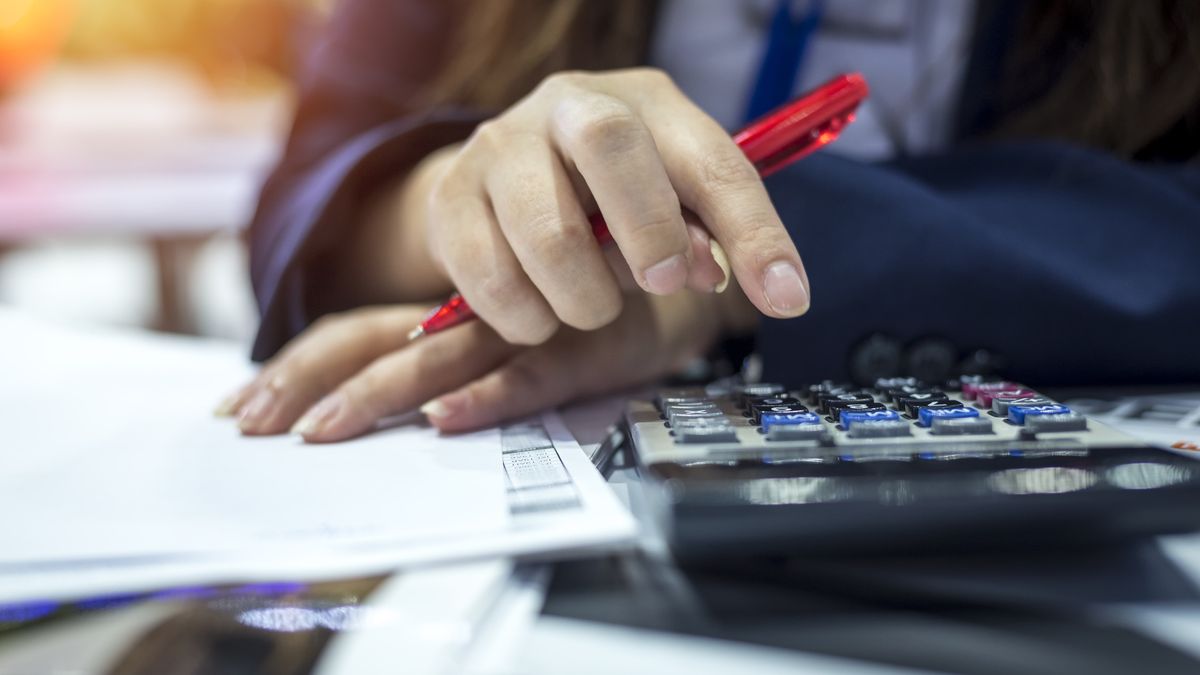 Kredytobiorcy mający problemy ze spłatą miesięcznych rat kredytu hipotecznego, mogą skorzystać z kilku metod pozwalających im na poradzenie sobie z rosnącymi ratami zobowiązania.