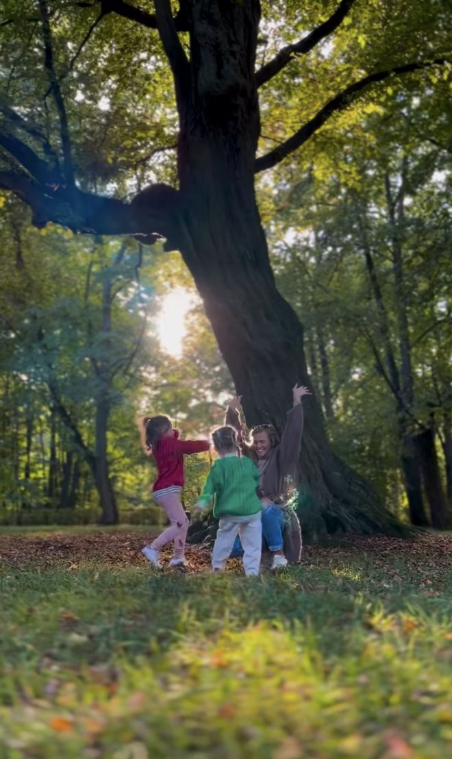 Agnieszka Kaczorowska zabrała córki na spacer do parku