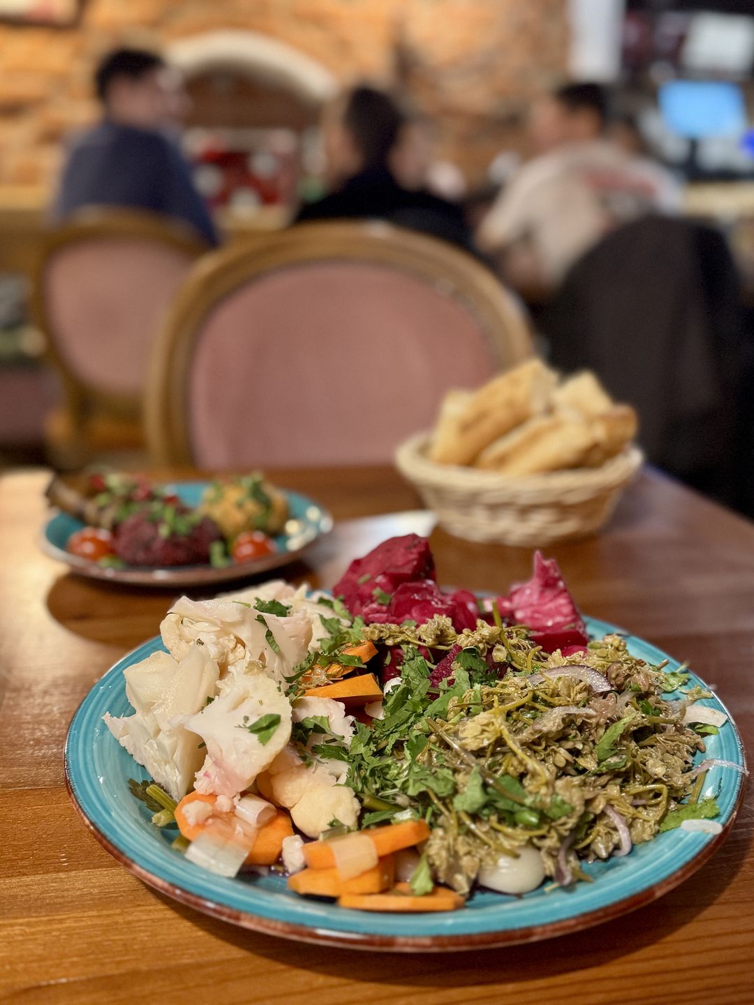 Talerz kiszonek serwowany w restauracji Serce Gruzji, 