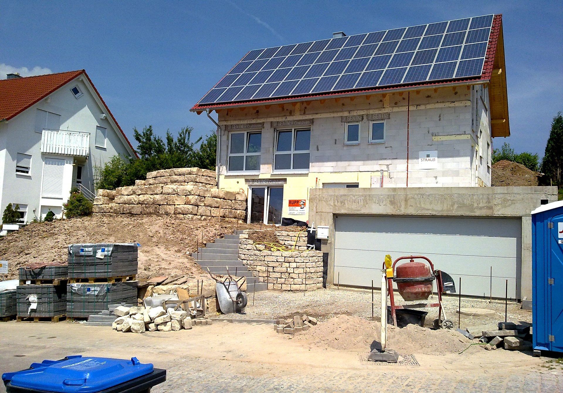 Fotowoltaika. Instalacja fotowoltaiczna podczas budowy domu