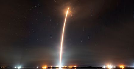 Pociąg Starlink odjeżdża dziś znowu - wypatruj go wieczorem. Pojawi się też inny tajemniczy obiekt