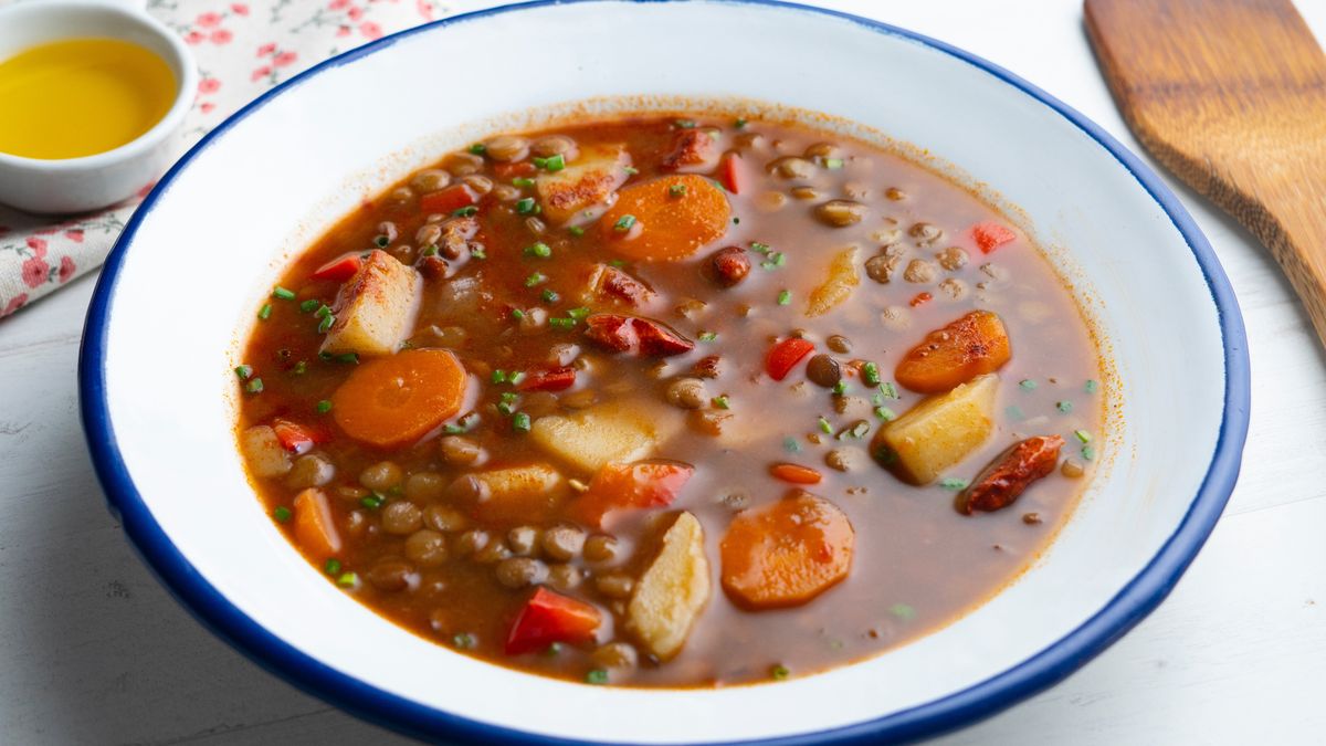 Zupa z soczewicą i warzywami to pomysł na obiad na kilka dni
