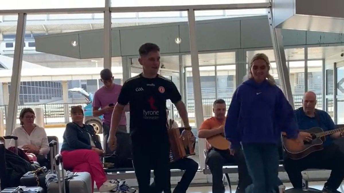 Inni turyści, czekający na swój samolot, byli zachwyceni pokazem