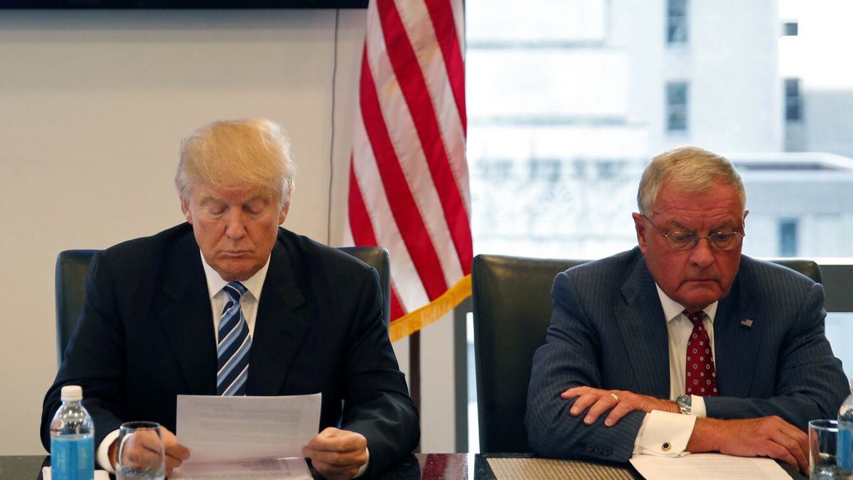 Donald Trump a RosjaRepublican presidential candidate Donald Trump participates in a roundtable discussion on national security in his offices in Trump Tower in New York, Wednesday, Aug. 17, 2016. From left are, Ret. Army Gen. Mike Flynn, Trump and Ret. Army Lt. Gen. Keith Kellogg. (AP Photo/Gerald Herbert)Gerald Herbert