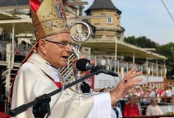 Mateusz Morawiecki i Łukasz Szumowski jako ewangeliści. Biskup Antoni Długosz się tłumaczy