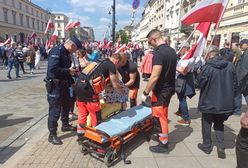 Zasłabła podczas marszu. Kobieta uderzyła się w głowę