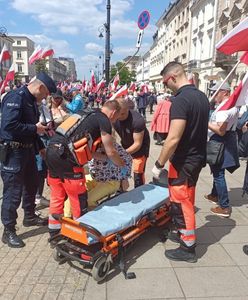 Zasłabła podczas marszu. Kobieta uderzyła się w głowę