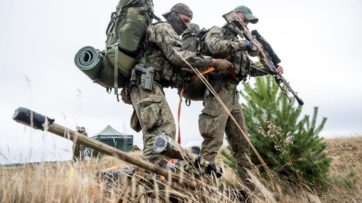 zawody
Kijewo, 06.10.2023. Zawody u�yteczno-bojowe strzelc�w wyborowych Wojsk Obrony Terytorialnej na poligonie w Kijewie (gm. Gniewkowo), 6 bm. Rywalizacja obj�a dru�ynowe konkurencje taktyczne, takie jak m.in. ewakuacja rannego, marsz na orientacj�, czy rozpoznanie sprz�tu obcych armii. (t�/amb) PAP/Tytus �mijewski
Tytus �mijewski
broni strzeleckiej, broni�, bro�, bro� strzelecka, Centrum Szkolenia Wojsk Obrony Terytorialnej im. kpt. Eugeniusza, �wiczenia, manewry, obrona, poligon, strzelcy wyborowi, trening, Wojska Polskiego, wojsko, Wojsko Polskie, zawody, �o�nierz, �o�nierze, na poligonie w kijewie