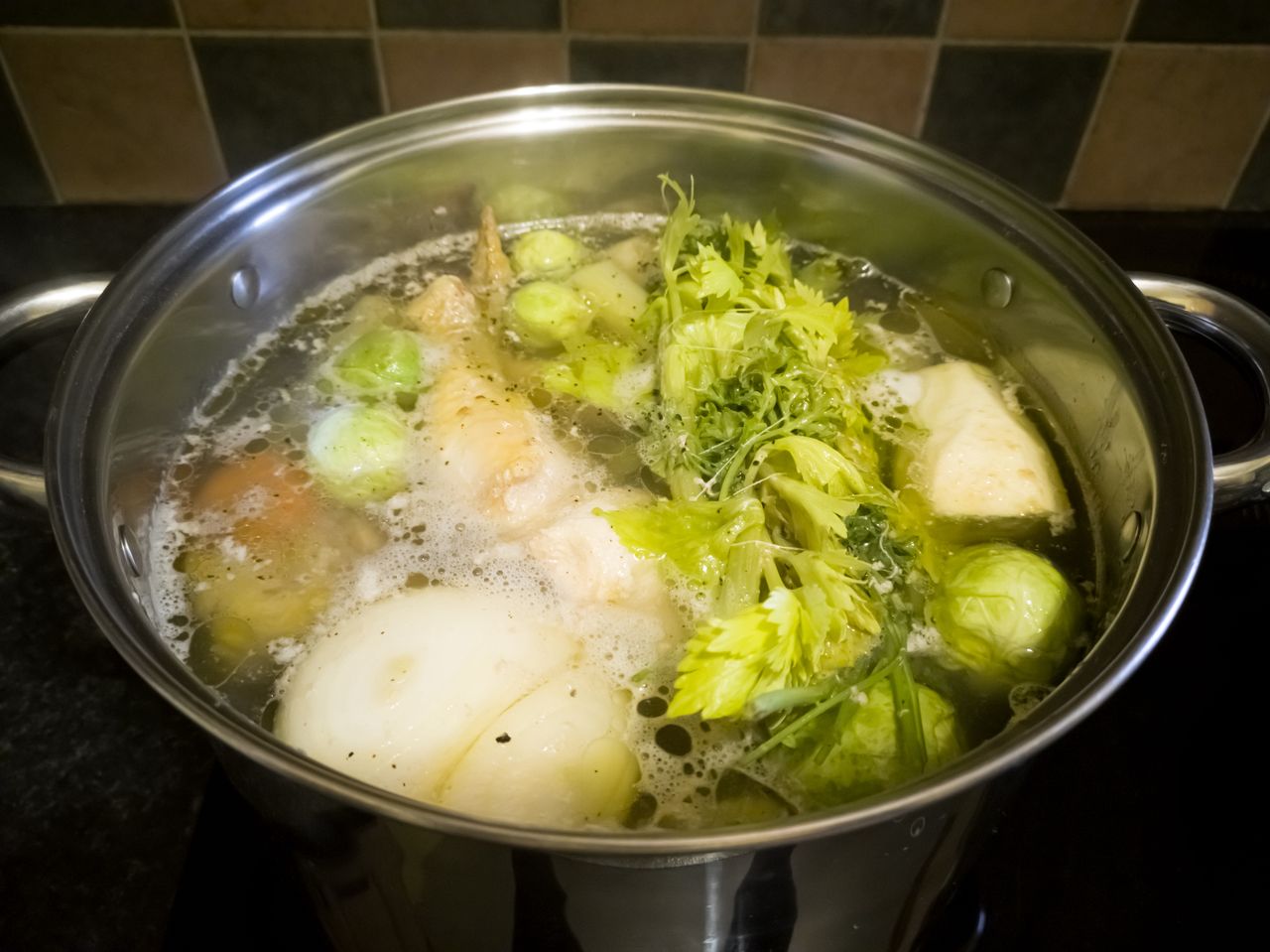 Polacy często dodają to do rosołu. Mało kto wie, że to najgorsze mięso