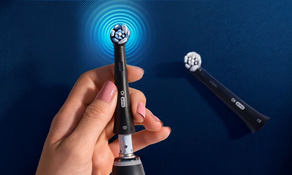 Osoba wymieniająca końcówkę w szczoteczce Oral-B iO - zdjęcie