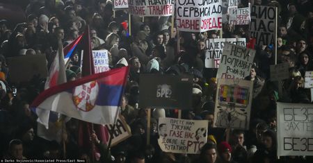 Wielki protest przed siedzibą telewizji w Serbii. "Koniec reżimu jest bliski"