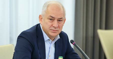 Dowiedział się chwilę temu. Drżącym głosem mówił o podsłuchach