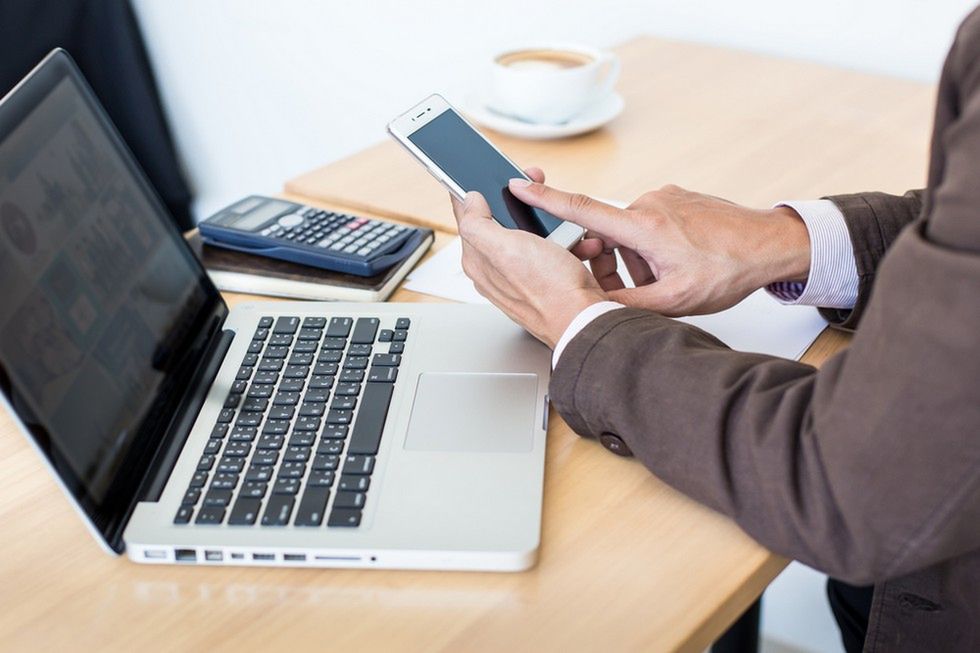 Zdjęcie komputera i smartfonu pochodzi z serwisu Shutterstock