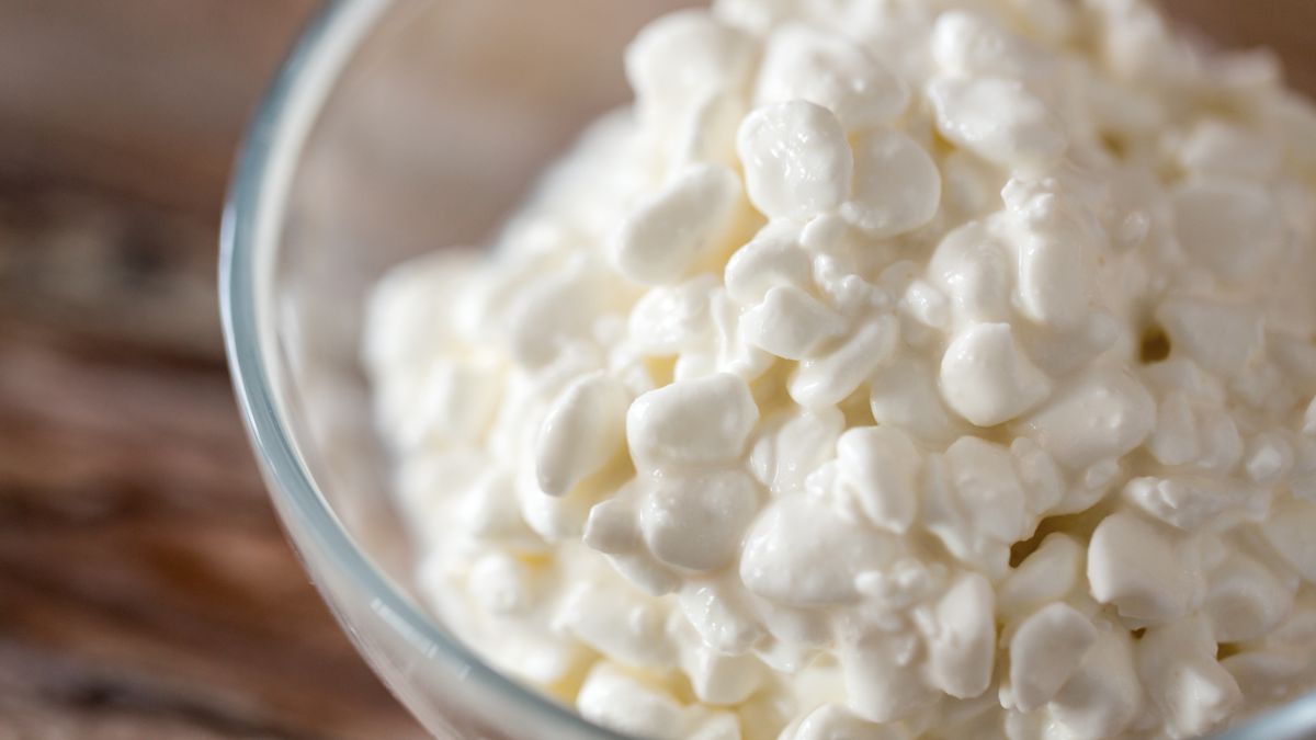 Domowy serek wiejski jest wszechstronnym produktem w kuchni