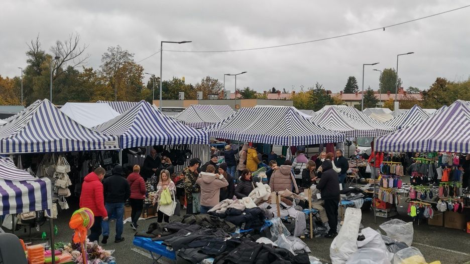 Sprzedawcy na targowisku przy ul. Dworaka oferowali sporo zimowej odzieży.