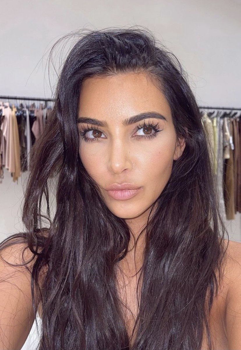 Kim Kardashian photoshopuje PALCE U STÓP?
