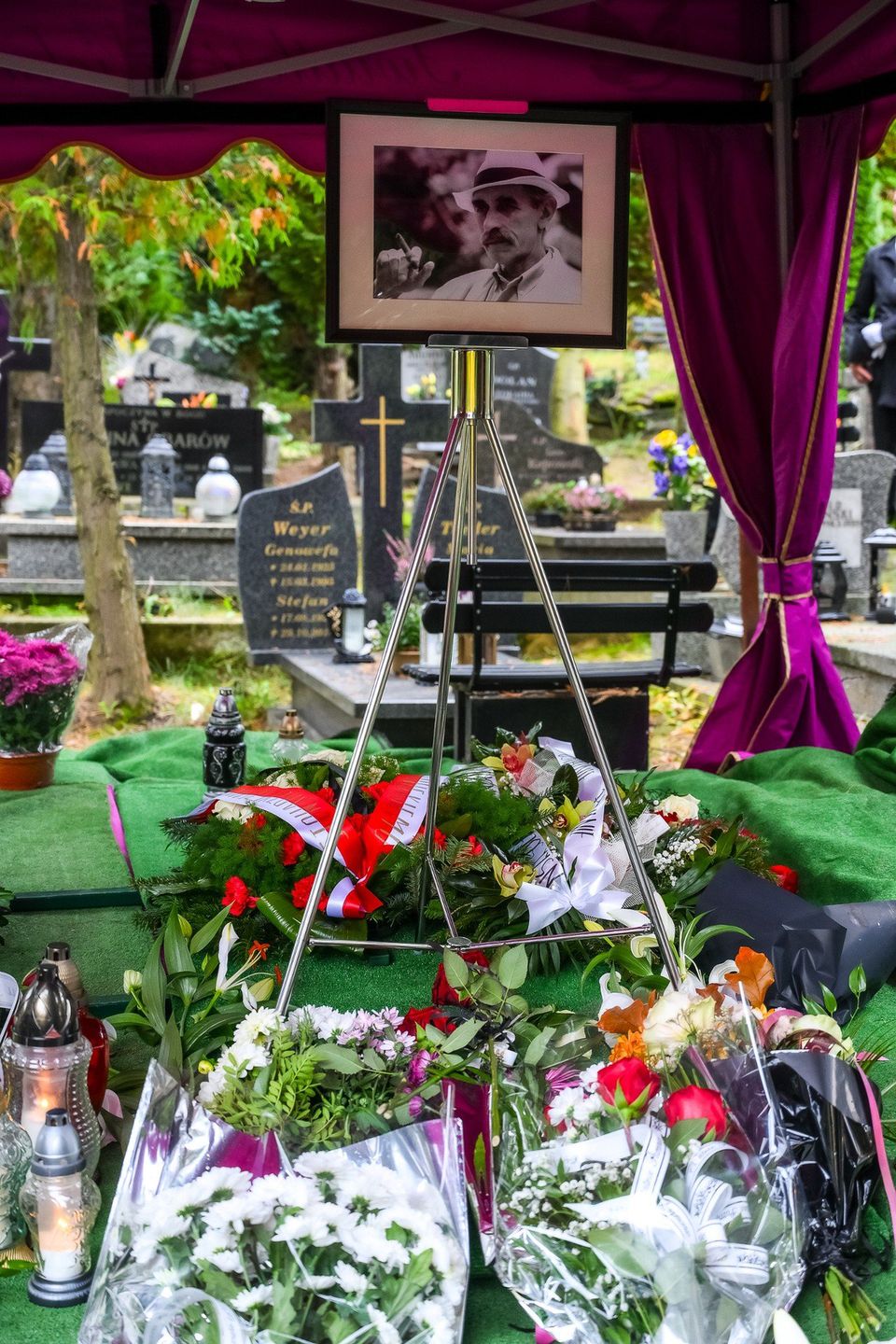 11.10.2025 GDANSK CMENTARZ LOSTOWICKI - POGRZEB JANA JAKUBOWSKIEGO. JAN JAKUBOWSKI W LATACH 1991 - 1996 BYL REDAKTOREM NACZELNYM DZIENNIKA BALTYCKIEGO FOT. PRZEMEK SWIDERSKI / POLSKA PRESS / DZIENNIK BALTYCKI