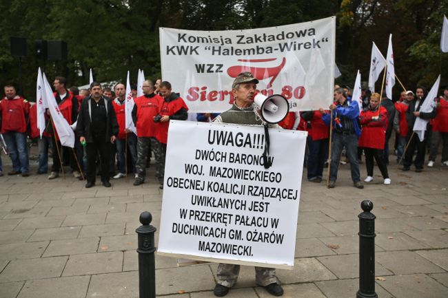 Górnicy przed Sejmem. Słuchają expose premier Kopacz