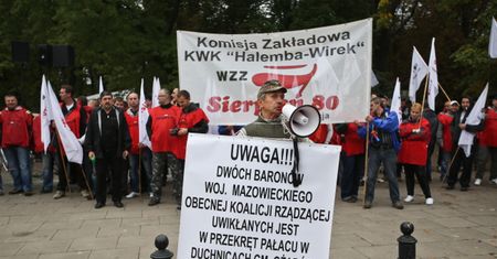 Górnicy przed Sejmem. Słuchają expose premier Kopacz