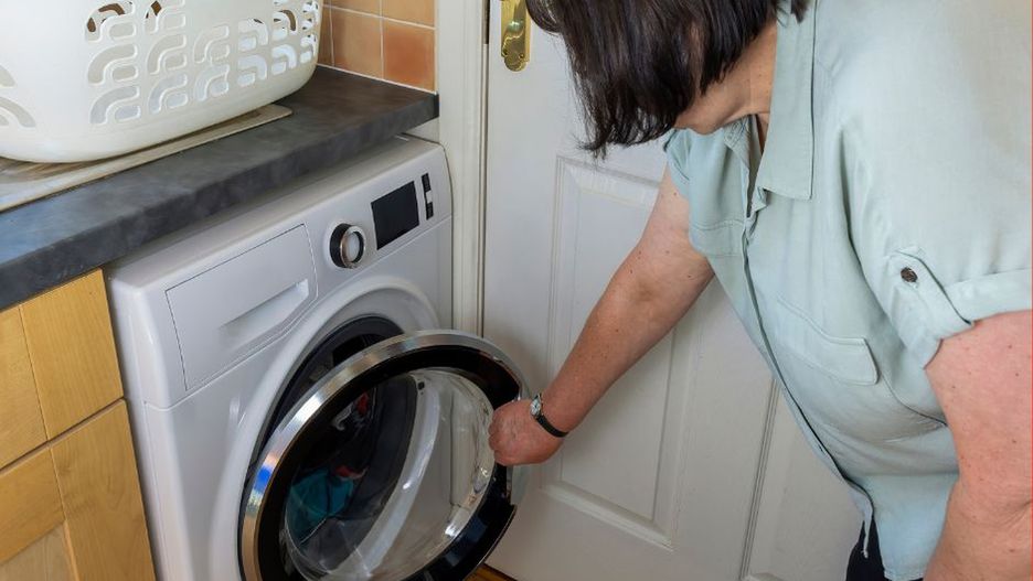 Zostawiasz otwarte drzwi od pralki? Ten błąd może nas sporo kosztować