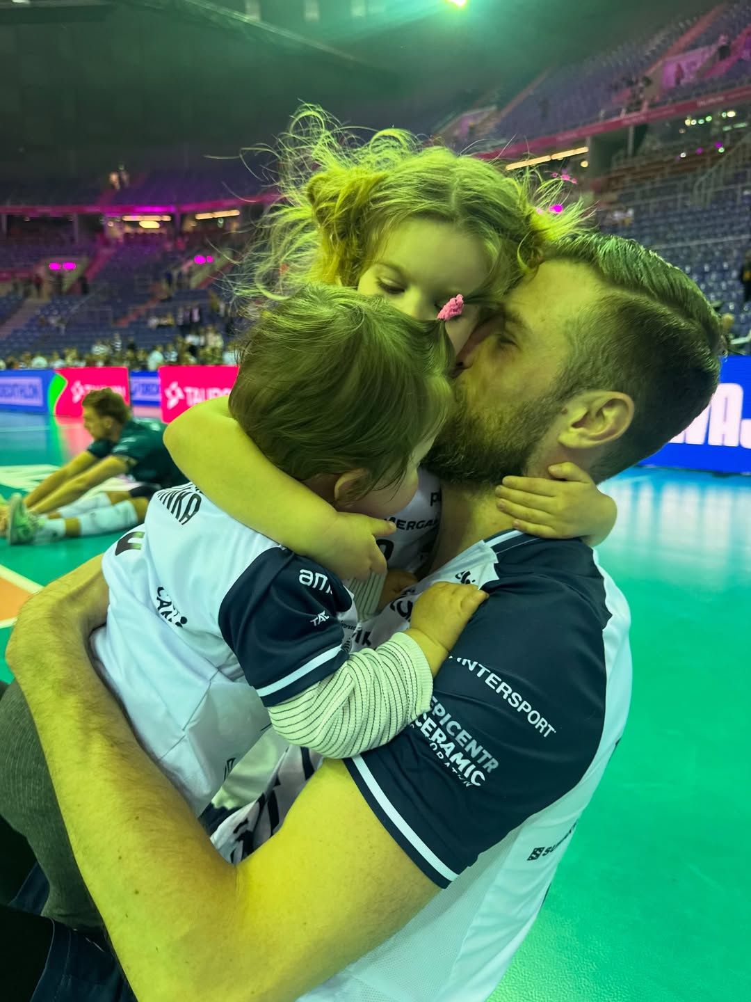 Andrzej Wrona z córkami