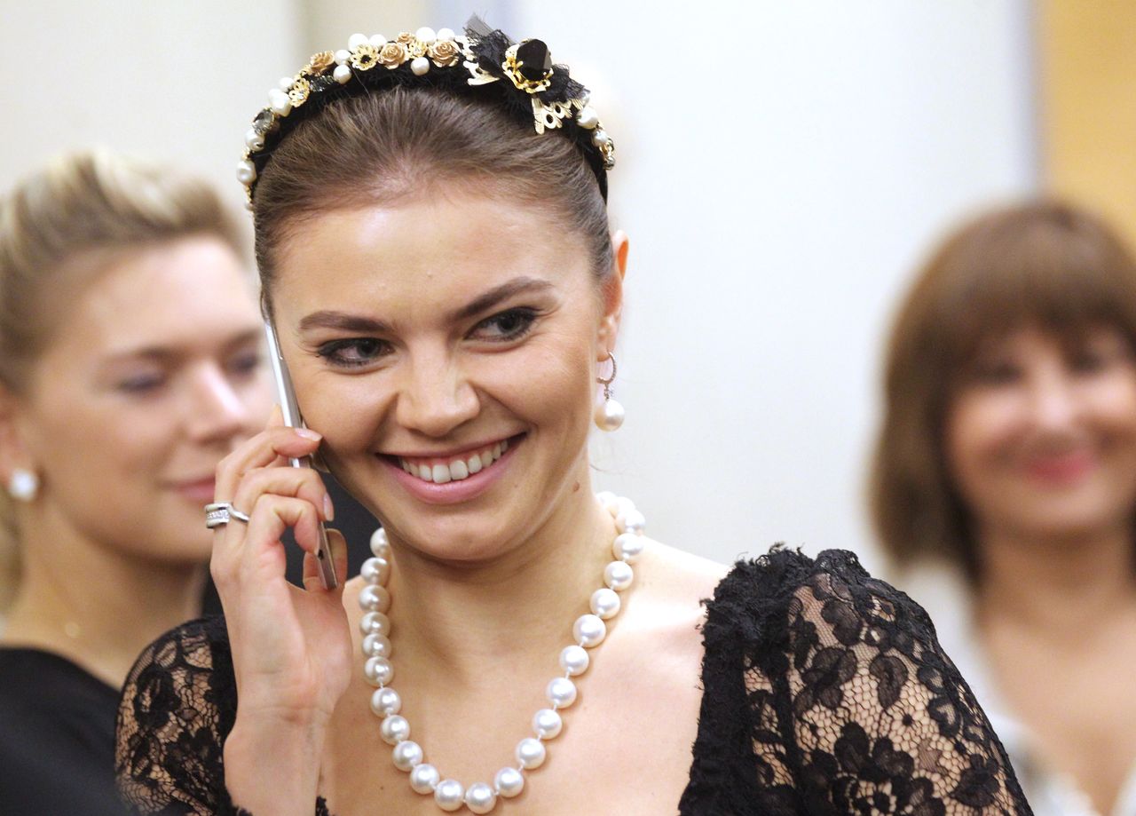 Putin's absence fuels rumors as Kabaeva shows injury in Sochi
