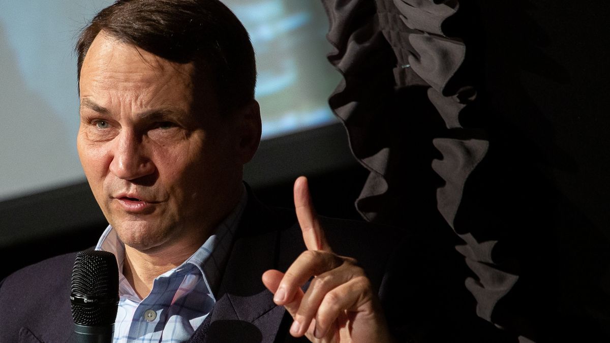 "To zły sygnał, który idzie w świat" - tak rezygnację Jacka Czaputowicza komentuje Radosław Sikorski.