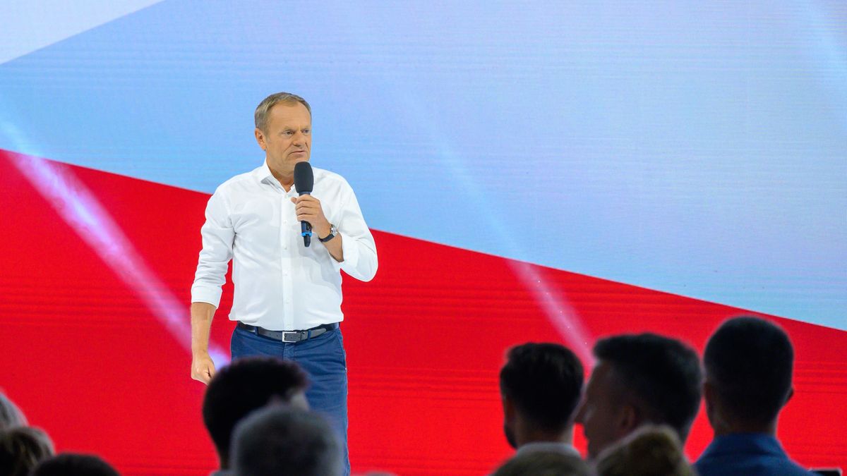 Tarnów, 09.09.2023. Kampania wyborcza do parlamentu 2023. Przewodniczący Platformy Obywatelskiej Donald Tusk podczas konwencji programowej KO, odbywającej się pod hasłem "100 konkretów na 100 dni" w Arenie Jaskółka w Tarnowie, 9 bm. (miwi) PAP/Paweł Topolski