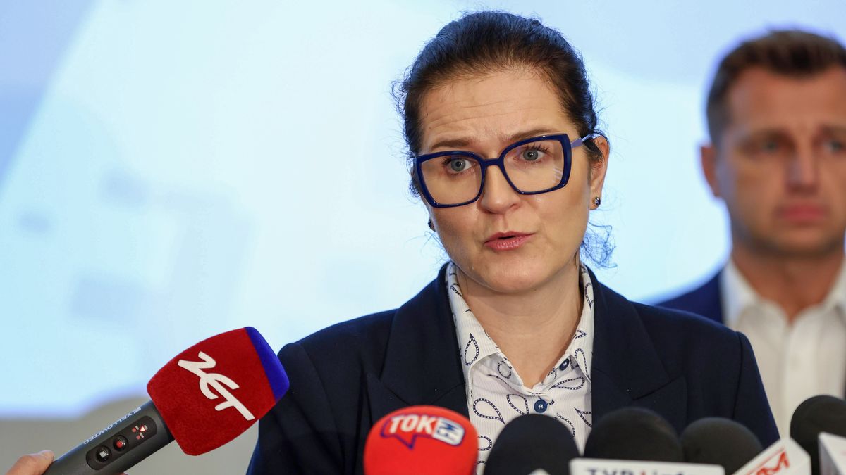 Gdańsk, 17.01.2025. Prezydent Gdańska Aleksandra Dulkiewicz na konferencji prasowej w sali Urzędu Miejskiego w Gdańsku, 17 bm. Tematem spotkania była przeprawa pieszo-rowerowa obok Mostu Siennickiego oraz zrealizowane na wniosek mieszkańców zmiany w komunikacji miejskiej. (aldg) PAP/Piotr Matusewicz