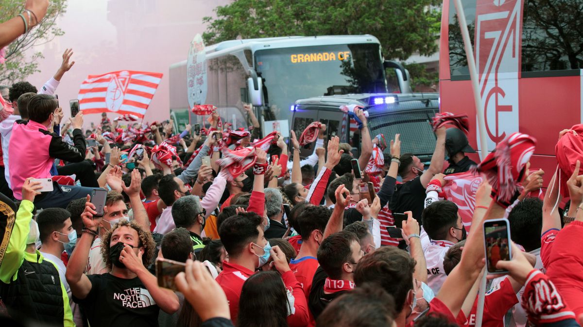 Zdjęcie okładkowe artykułu: PAP/EPA / Pepe Torres / Na zdjęciu: kibice przed meczem Granada CF - Manchester United