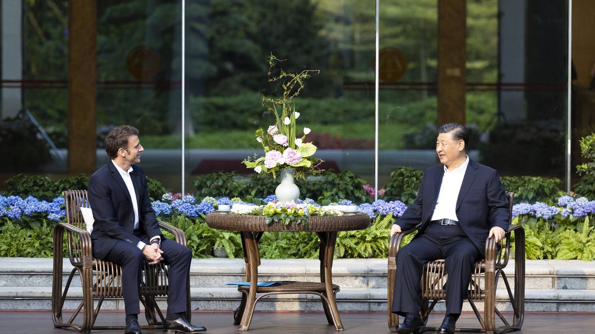 French President Emmanuel Macron visits Chinaepa10564461 Chinese President Xi Jinping (R) and French President Emmanuel Macron (L) chat during an informal meeting at the Pine Garden in Guangzhou, Guangdong Province, China, 07 April 2023 (issued 08 April 2023).  EPA/XINHUA / Huang Jingwen CHINA OUT / MANDATORY CREDIT  EDITORIAL USE ONLY Dostawca: PAP/EPA.XINHUA / Huang Jingwen