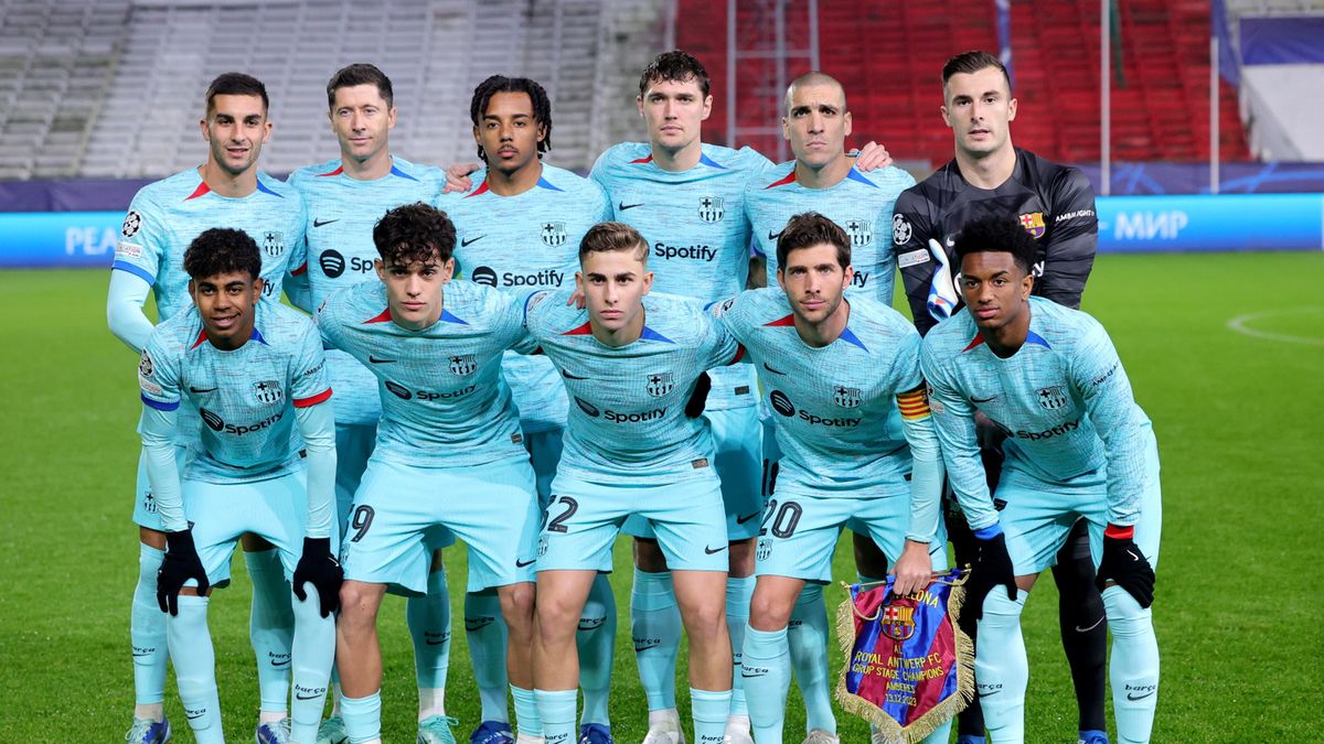 PAP/EPA / OLIVIER MATTHYS / Na zdjęciu: piłkarze FC Barcelony