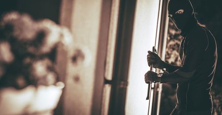Mieszkanka ostrzega przed włamywaczem! Wyłamał okno w pokoju, wszedł do środka mieszkania. Nie spodziewał się, że ją tam zastanie