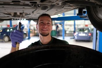 Lepiej tego nie ignoruj. Mechanicy mówią jak nie stracić pieniędzy