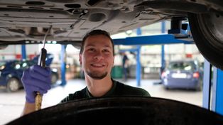 Lepiej tego nie ignoruj. Mechanicy mówią jak nie stracić pieniędzy