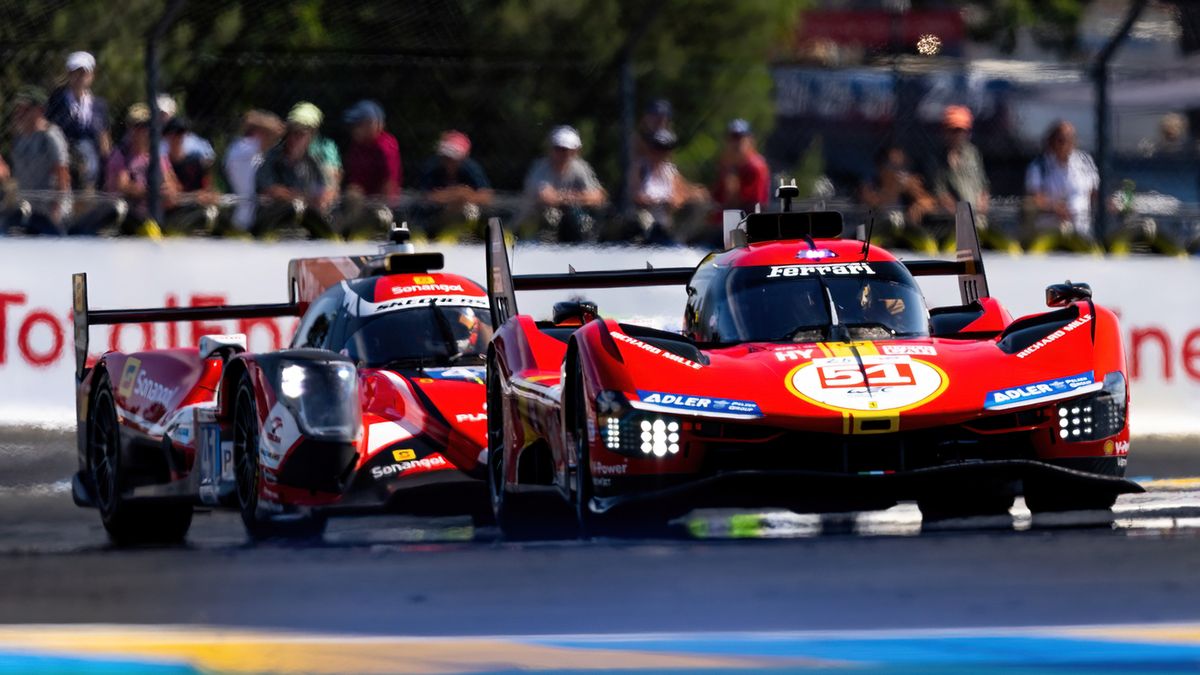 Zdjęcie okładkowe artykułu: Materiały prasowe / FIA WEC / Na zdjęciu: na czele samochód Ferrari, a za nim Robert Kubica w WRT