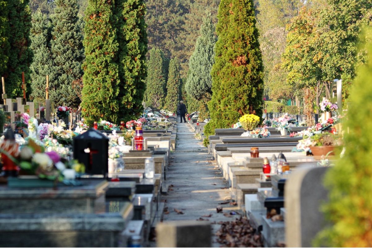 Niemcy odwiedzają cmentarze w Polsce. Sprzedawcy zacierają ręce