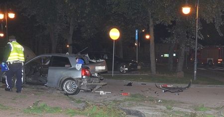 Groźny wypadek z udziałem mieszkańca powiatu opatowskiego. Wypadli z pojazdu pod wpływem uderzenia [Film]