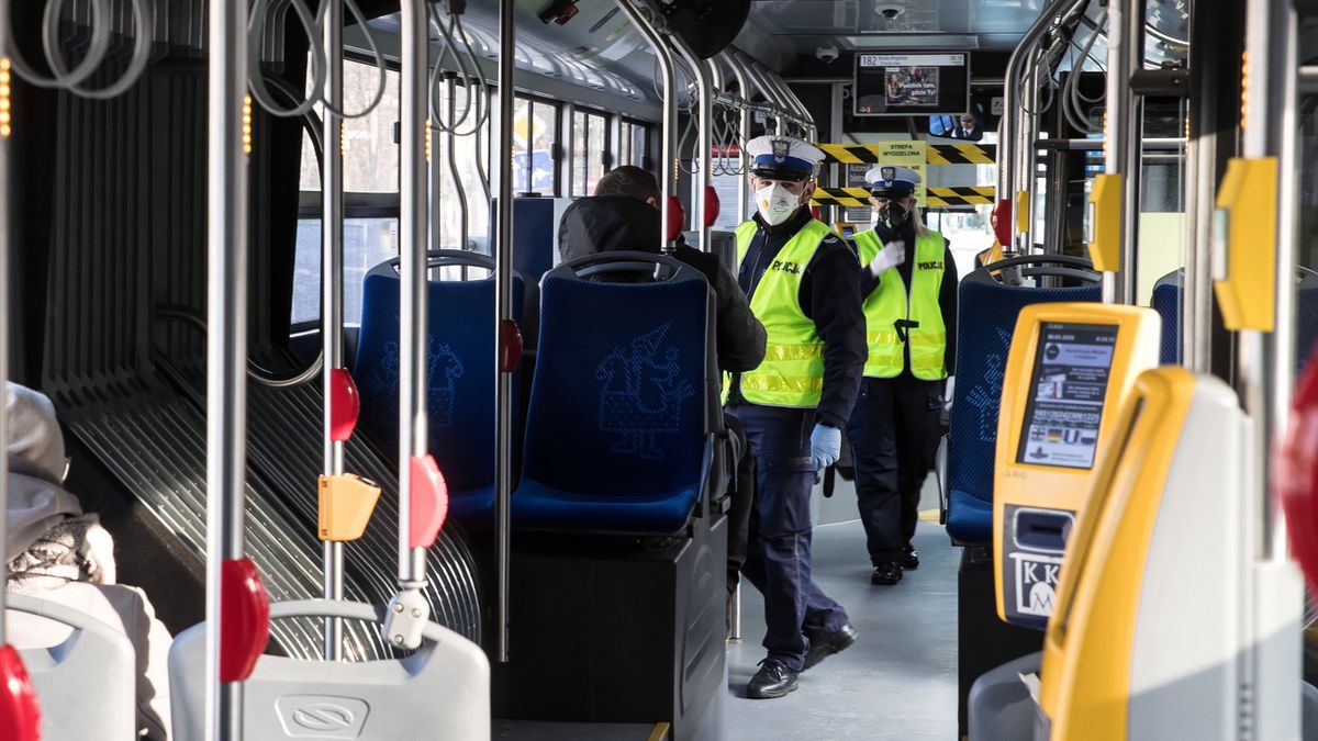 Wykrzykiwał w autobusie, że ma koronawirusa. Teraz może trafić do więzienia 