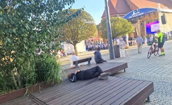 Gorzów: Okupują ławki i załatwiają się gdzie popadnie. "Będą kontrole"