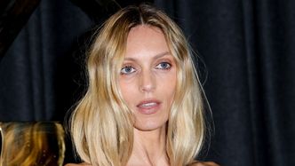 Anja Rubik chwali się efektami nowej kampanii, pozując w całkowicie prześwitującej bluzce. Internauci: "Ikona"