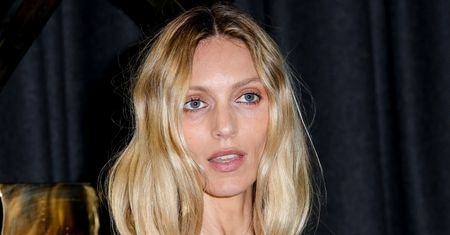 Anja Rubik chwali się efektami nowej kampanii, pozując w całkowicie prześwitującej bluzce. Internauci: "Ikona"
