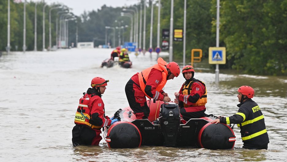 flooded river Odra, Moravska Ostrava, Privoz, floods, flooding, firefighters, evacuation
Situation after extreme rainfall in the Moravian-Silesian Region, flooded Odra River in Ostrava, Czech Republic, September 16, 2024. Firefighters are evacuating people from Moravska Ostrava and Privoz. (CTK Photo/Jaroslav Ozana) 
Dostawca: PAP/CTK
Jaroslav Ozana
Czech Republic, Ostrava, weather, rain, floods, Cyclone Boris