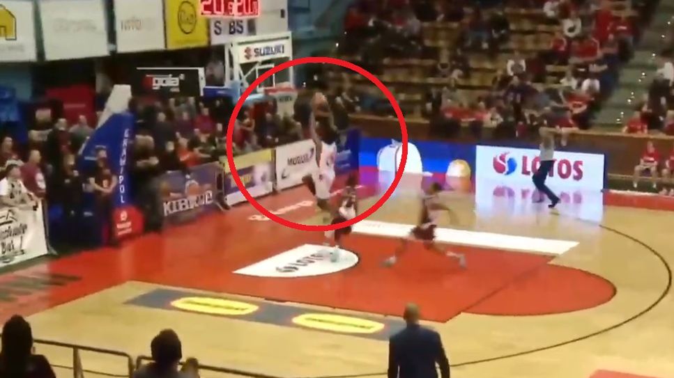 YouTube / oficjalny kanał Energa Basket Ligi / Na zdjęciu: efektowny wsad Marcusa Lewisa