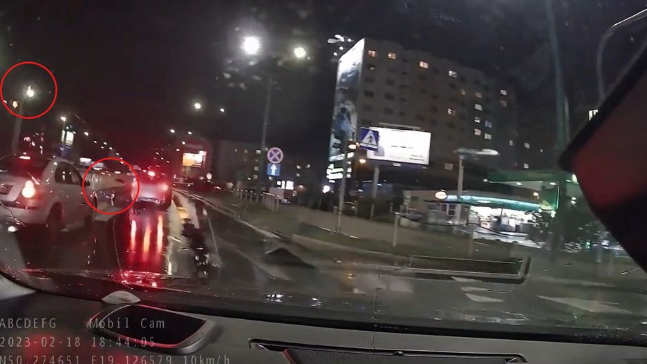 Na filmie od świadka potrącenia widać moment zmiany światła