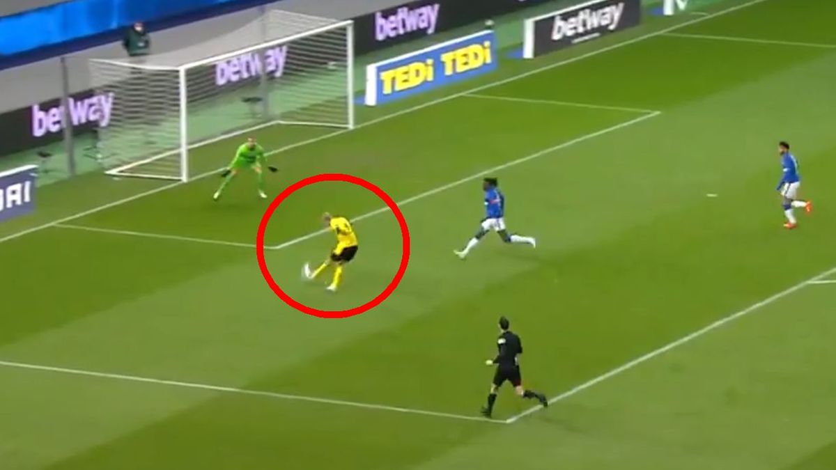Erling Haaland (Borussia Dortmund) strzela gola w meczu z Herthą Berlin