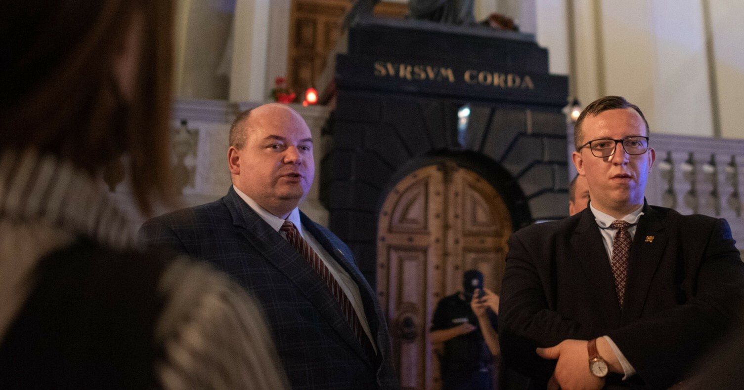 07.08.2020 r., Warszawa. Członkowie ugrupowania TFP (Tradycja, Rodzina i Własność) przed kościołem Św. Krzyżan. Po lewej prezes Jędrzej Stępkowski. TFP jest zarejestrowana w Polsce jako Fundacja Instytut Edukacji Społecznej i Religijnej im ks. Piotra Skargi. Jest lokalnym odłamem brazylijskiej TFP i organizacją macierzystą Ordo Iuris // fot. Paweł Głogowski/Reporter