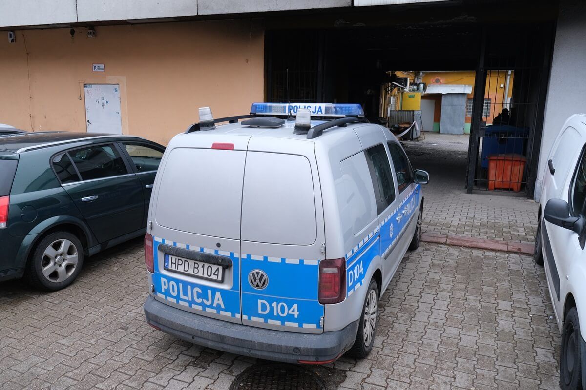 Policjanci pilnujący sklepu Żabka i Top Market po pożarze przy ul. Pogodnej
